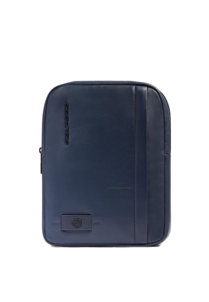 Zaino in pelle blu navy con texture liscia, dotato di una tasca frontale con zip e un discreto logo in rilievo sul lato.