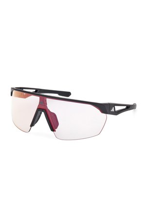 Sport-Sonnenbrille mit einer breiten, rosa getönten Linse, schwarzem und rotem Rahmen und verstellbaren Nasenpads, nach rechts geneigt auf weißem Hintergrund.
