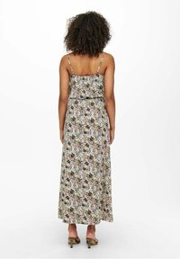 Maxikleid mit Blumenmuster, dünnen Trägern, tailliertem Oberteil und ausgestelltem Rock. Der Stoff hat einen dunklen Hintergrund mit mehrfarbigen Blumenmotiven.