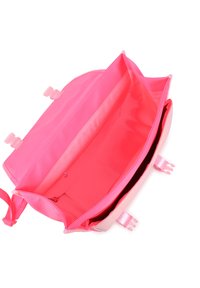 Sac rose durable avec une surface extérieure lisse, une grande ouverture et deux compartiments intérieurs. Comprend des bretelles réglables et des fermetures à clip.