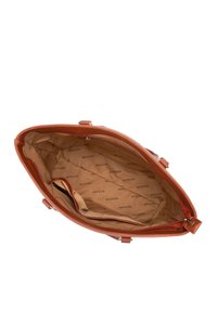 Bolso de cuero marrón claro con un interior espacioso, que cuenta con un bolsillo con cremallera y un forro de logo en relieve en beige. Doble asas para llevar.