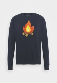 Mörkblå sweatshirt med långa ärmar och rundad halsringning, prydd med en broderad lägerelddesign i orange, gult och brunt i mitten.