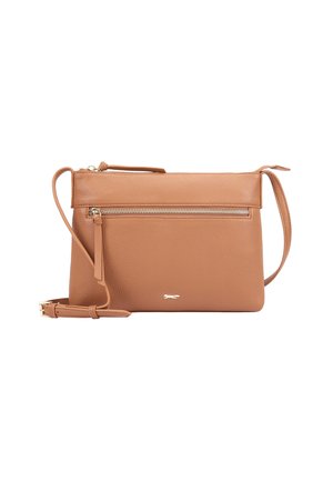 Sac bandoulière en cuir marron avec sangle réglable et poche zippée à l'avant, doté d'un petit logo métallique sur la partie inférieure avant.