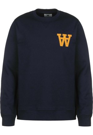 Granatowa bluza z okrągłym dekoltem i długimi rękawami oraz małym żółtym splecionym logo "W" na lewej piersi.