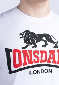 Lonsdale Marškinėliai su spaudiniu - white black red