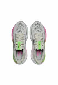 Scarpe sportive grigio chiaro con tomaia in rete, dettagli rosa e verdi, forma arrotondata, lacci in contrasto e dettagli di marca sul linguetta.