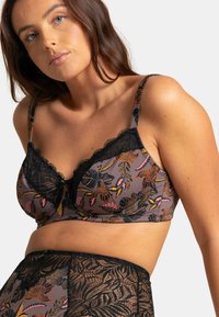 Soutien-gorge avec une base grise ornée de motifs floraux colorés, des bordures en dentelle noire et des bretelles ajustables ; comprend des bonnets moulés pour un soutien.