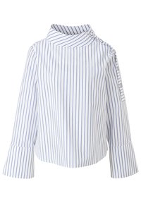 Vit blus med blå vertikala ränder, trattkrage och utställda ärmar. Har knappprynkningar på axeln och ärmsluten.