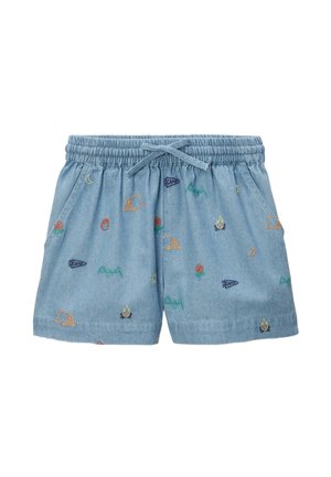 Shorts à taille élastique bleu clair avec cordon de serrage, décorés de petites broderies colorées sur le thème du camping, comprenant des tentes, des feux de camp, des montagnes et des fleurs.