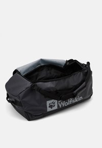 Zwarte sporttas gemaakt van duurzaam fabric, met een ritssluiting, gaasvoering, verstelbare schouderbanden en een bedrukt logo aan de zijkant.