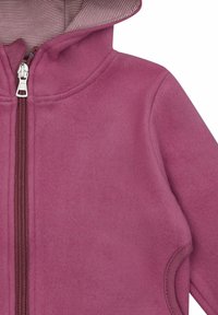 Fleecejacke in Mauve mit einem Reißverschluss, ausgestattet mit einer Kapuze, die mit gestreiftem Stoff ausgekleidet ist, und gerippten Bündchen. Glatte Textur und taillierte Form.