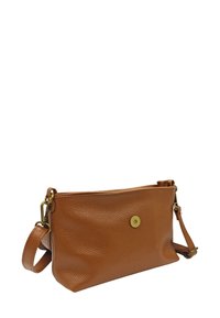 Sac bandoulière en cuir marron avec finition texturée, fermeture zippée et détail en bouton-pression en laiton. Dispose d'une bandoulière détachable.