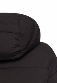 Czarna kurtka puchowa z wysokim kołnierzem i pikowanym wzorem. Materiał wydaje się być miękki i ocieplany, z eleganckim, minimalistycznym stylem.