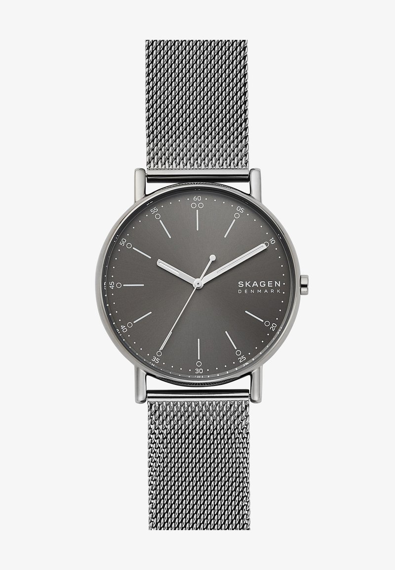 Skagen-Uhr mit grauem Ziffernblatt, silbernem Mesh-Armband, minimalistischer Gestaltung, Stundenmarkierungen und schlanken Zeigern. Verfügt über ein rundes Edelstahlgehäuse.