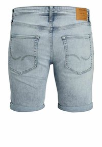 Pantalones cortos de denim azul claro con dobladillo enrollado, que presentan dos bolsillos traseros con costuras decorativas y una etiqueta de cuero marrón en la cintura.