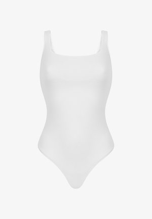 Weißer gerippter Einteiler-Badeanzug mit Quadrat-Ausschnitt, breiten Trägern und figurbetontem Schnitt. Glatte Textur und hoch geschnittene Beine.