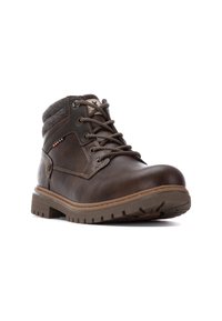 Bota de cuero marrón hasta el tobillo con suela de goma resistente, punta redonda y cuello texturizado en gris. Presenta un diseño con cordones y costuras decorativas.