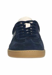 Marineblauwe suède sneaker met crèmekleurige accenten, platte veters, ronde neus en een zool van gumrubber. Beschikt over stiksels langs de zijkanten.