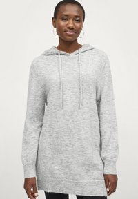 Grauer Kapuzenpullover mit langen Ärmeln, lässiger Passform und Kordelzug; weicher Stoff und leicht verlängerter Saum.