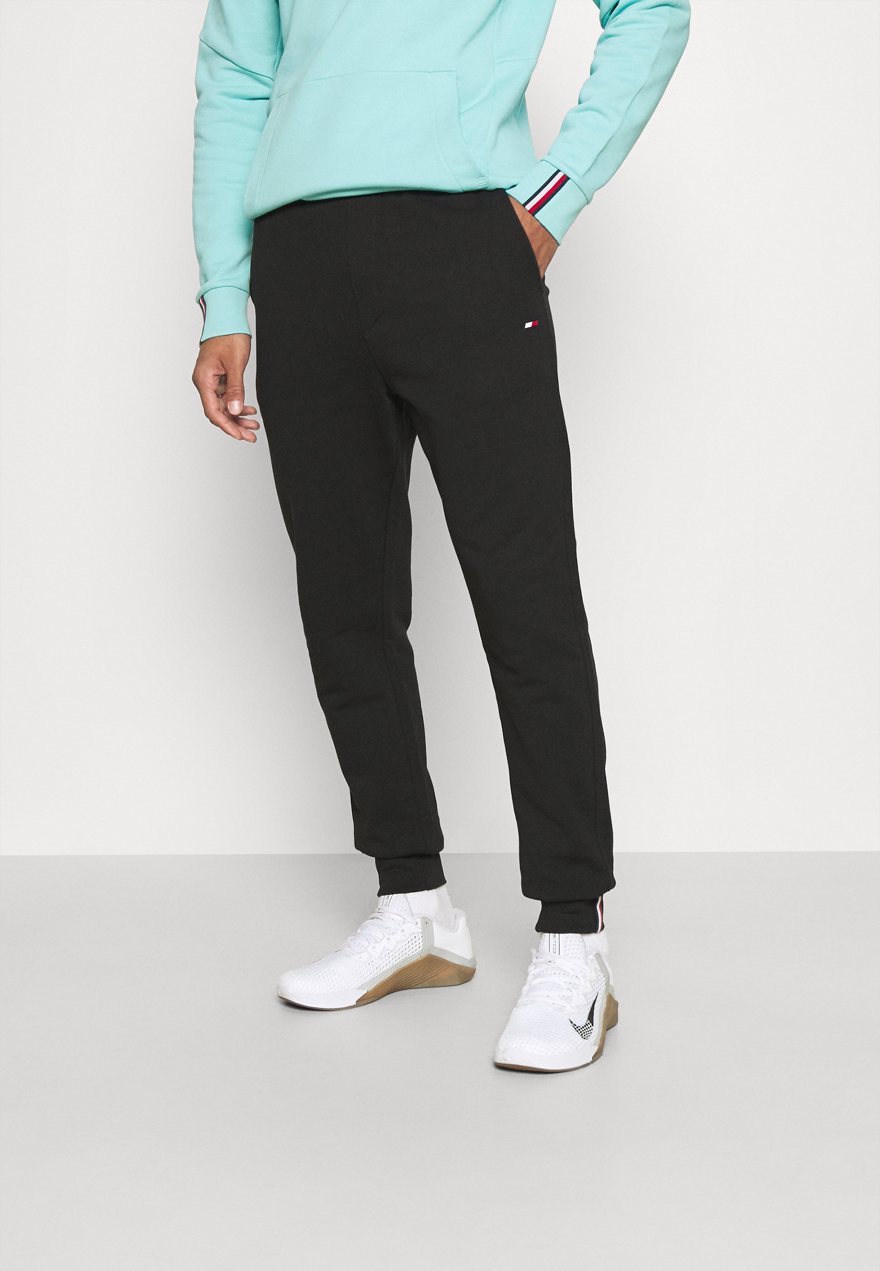 Tommy Hilfiger ESSENTIAL LOGO PANT - Pantalones deportivos - black/negro -  Zalando.es