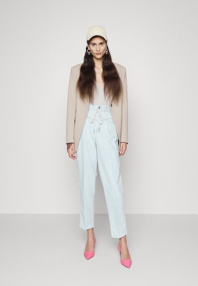 CLOSED ANNI - Calças de ganga de corte relaxado - light blue