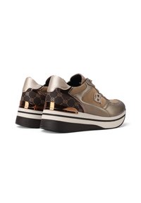 Un paio di sneaker piattaforma marroni e bronzo con tacco decorato, dettagli metallici e emblema del logo sul lato, mostrato da un'angolazione posteriore.