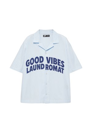 Hellblau-weiß gestreiftes Kurzarmhemd mit Knöpfen und dunkelblauem Text „"GOOD VIBES LAUNDROMAT"“ auf der Vorderseite.