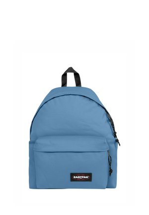 Mochila Eastpak azul claro con un bolsillo frontal con cremallera, tiradores de cremallera negros y una asa de transporte negra en la parte superior.