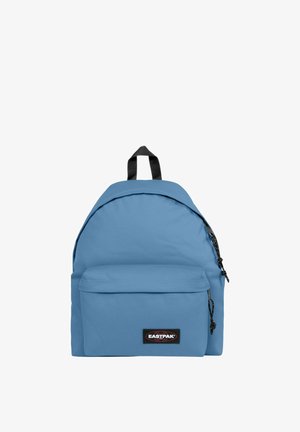 Lichtblauwe Eastpak rugzak met een voorvak met ritssluiting, zwarte ritstrekkers en een zwart draaghandvat bovenop.