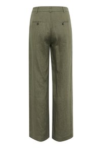 Pantaloni a gamba larga in lino verde oliva con finitura testurizzata, dotati di due tasche posteriori con chiusura a bottone e orlo pulito.