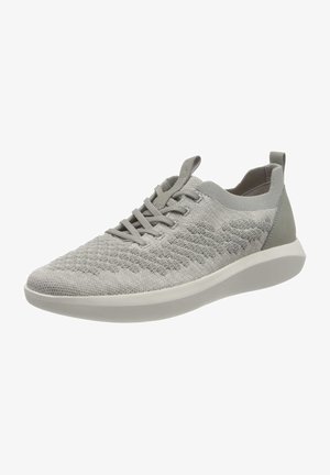 Baskets en maille gris clair avec laçage à l'avant, dessus texturé, languettes sur la langue et le talon, et semelle blanche amortissante.