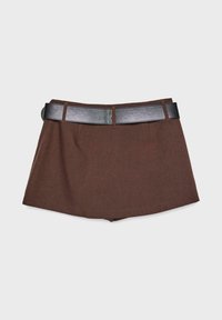 Bruine op maat gemaakte mini-rok met een zwarte leren riem. De rok heeft twee voorplooien en een gladde textuur. Het heeft een gestructureerde vorm.