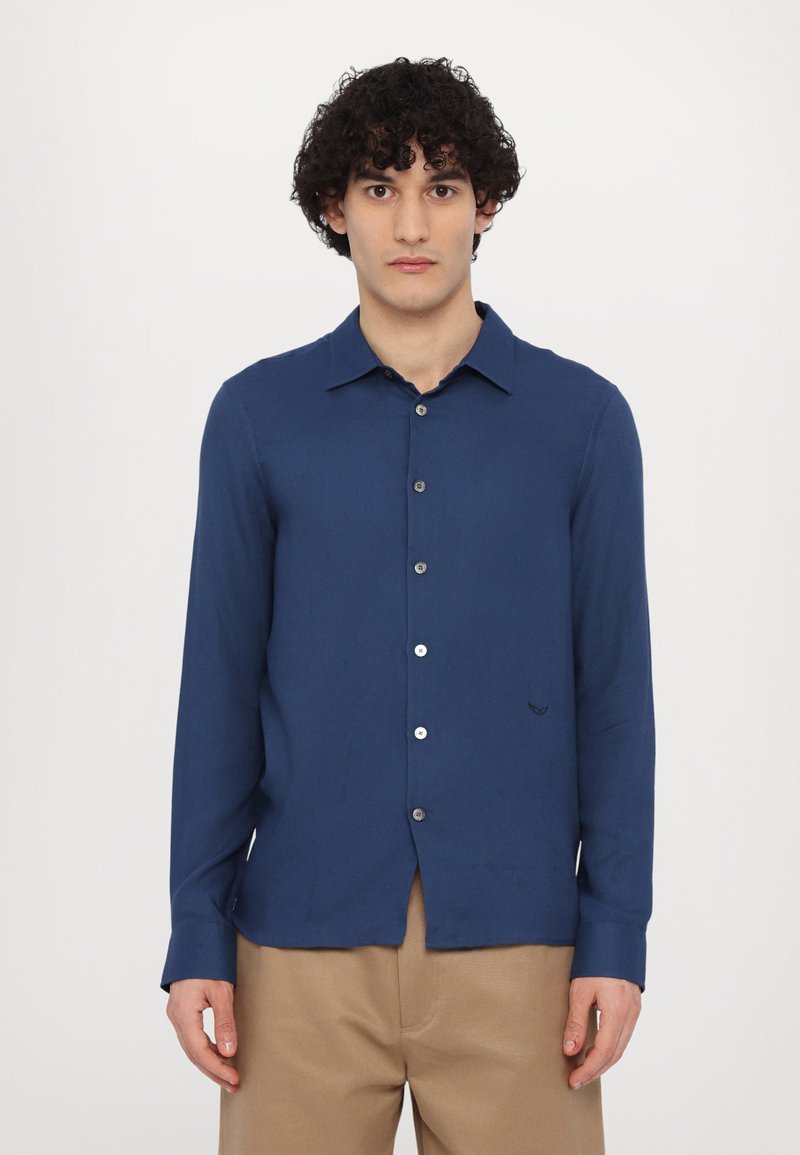 Marineblauwe lange mouwen shirt van een gladde stof, met een button-down kraag, knopen aan de voorkant en een klein geborduurd logo.