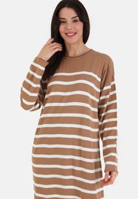 Langsleeve, bruin gestreepte jurk met witte horizontale strepen, ronde halslijn en zacht textiel.