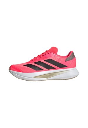 Scarpa da corsa rosa brillante con strisce nere, suola bianca ammortizzata e dettaglio grigio sul tallone, mostrata di profilo laterale.