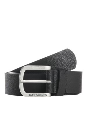 Ceinture en cuir noir texturé avec une boucle rectangulaire en métal argenté gravée "JACK & JONES", roulée et maintenue par une boucle en cuir.