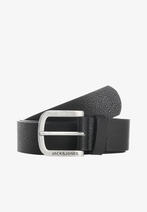 Ceinture en cuir noir texturé avec une boucle rectangulaire en métal argenté gravée "JACK & JONES", roulée et maintenue par une boucle en cuir.