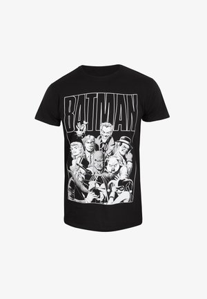Černé bavlněné tričko s velkým grafickým motivem Batmana a různých padouchů v bílém obrysu, centrální text "BATMAN" nad designem.