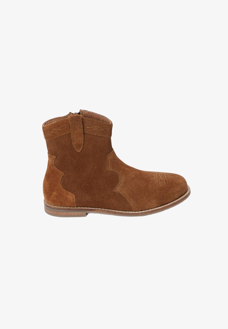 Bottine en suède marron avec un design décoratif en forme de scallop, fermeture éclair sur le côté, petit talon empilé et détails de couture subtils.