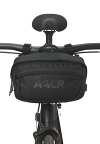 Schwarze Nylon-Fahrradtasche, die an den Lenkern montiert ist, mit einem Reißverschlussfach, verstellbaren Riemen und einem großen Logo auf der Vorderseite.