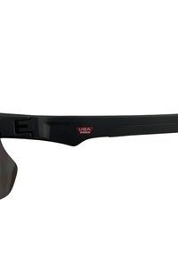 Gafas de sol negras con un diseño elegante y ligero. Lentes espejadas y una pequeña etiqueta roja "Ensamblado en EE. UU." en el lateral.