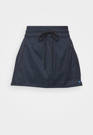Marineblå treningsskjørt med snoren i livet, sidelommer med glidelås og et glatt, lett stoff. Har en liten logodetalj.