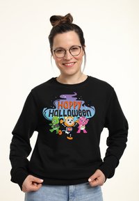 Felpa nera con orsi cartoon colorati che festeggiano Halloween. Il design include il testo "Buon Halloween" e dettagli grafici di vari orsi.