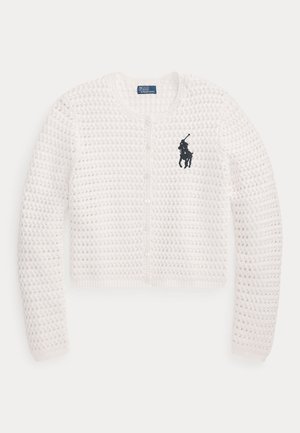 Weiße häkelstrickjacke mit langen Ärmeln, durchgehender Knopfleiste und schwarzem besticktem Polo-Spieler-Logo auf der linken Brust.