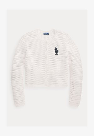 Fehér horgolt kardigán hosszú ujjakkal, gombos elülső résszel és fekete hímzett póló játékos logóval a bal mellkason.