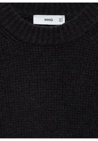 Dunkelgrauer gestrickter Pullover mit geripptem Muster und Rundhalsausschnitt. Das Etikett lautet "MNG" mit Größeninformation. Einfaches und solides Design.