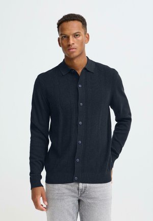 Marineblauer Strickcardigan mit gerippter Struktur, durchgehender Knopfleiste und langen Ärmeln. Verfügt über einen Kragen und dunkle Knöpfe.