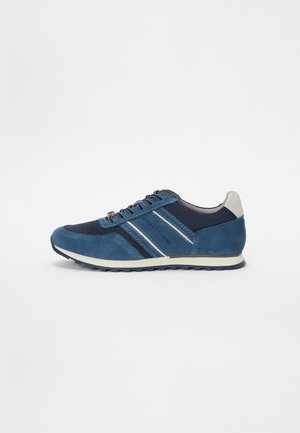 Sneakers da uomo in suede e rete blu scuro. Presentano due strisce bianche sui lati, un copriscarpe grigio e una suola testurizzata.