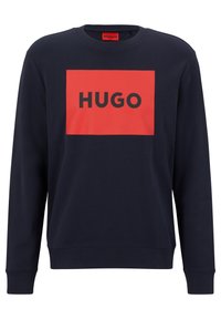 Sudadera navy con un logotipo rectangular rojo que presenta la palabra "HUGO" en letras negras en negrita. Puños y dobladillo acanalados, material de mezcla de algodón.