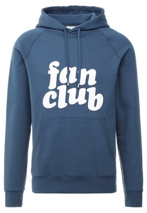 Sininen huppari pehmeästä kankaasta, jossa suuri valkoinen "fan club" -kuvio, kiristysnauhalla varustettu huppu ja etutasku.